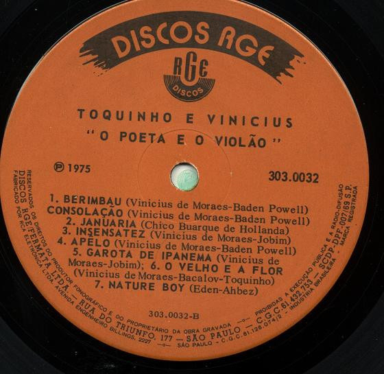 A vinyl record label features details of the album O Poeta e o Violão by Toquinho and Vinicius, listing several tracks.