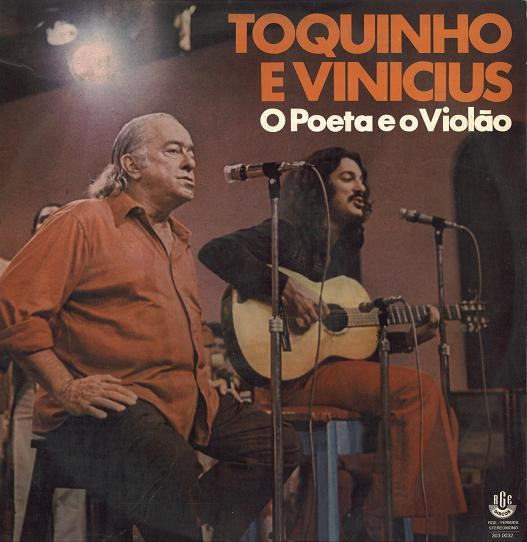 Album cover: Two musicians perform on stage, with one singing and the other playing a guitar, under the title Toquinho e Vinicius: O Poeta e o Violão.